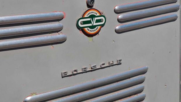 Berpenampilan Bus VW Vintage, Mobil Van Ini Ditenagai Porsche