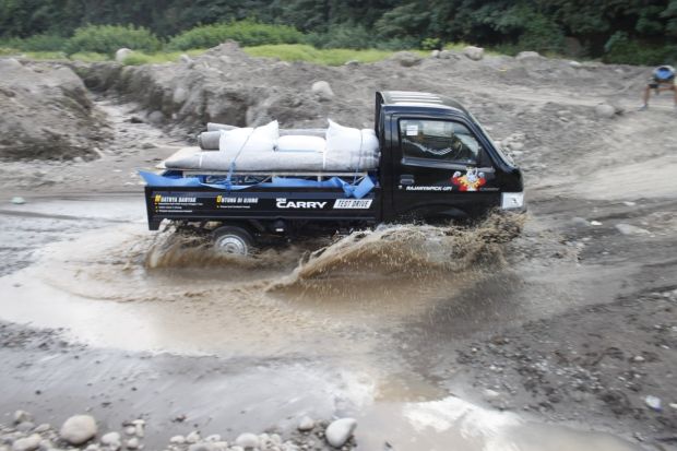 Tenaga & Kelincahan New Carry Pick Up Terobos 60 Km Medan Ekstrem Makassar