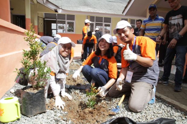 Beri Bantuan ke SDN Sirnagalih 01 Jonggol, KTB Libatkan Puluhan Karyawan