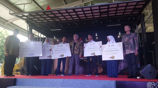 Mitsubishi Fuso Beri Beasiswa Rp330 Juta untuk 11 Anak Supir Truk