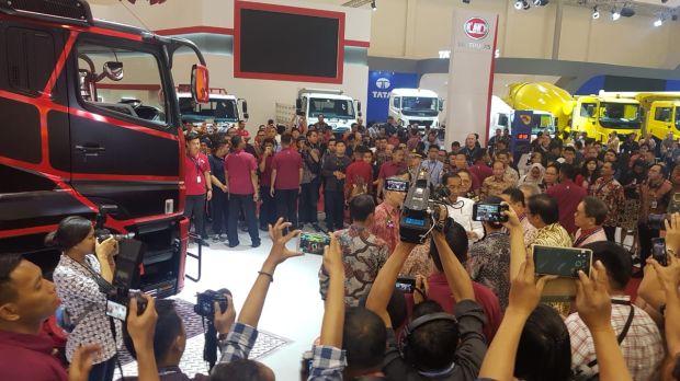 Truk Gurita Fuso Tebar Pesona di Depan Jokowi