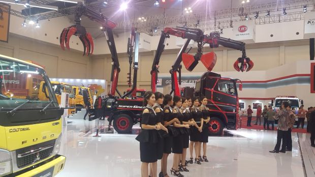 Truk Gurita Fuso Tebar Pesona di Depan Jokowi
