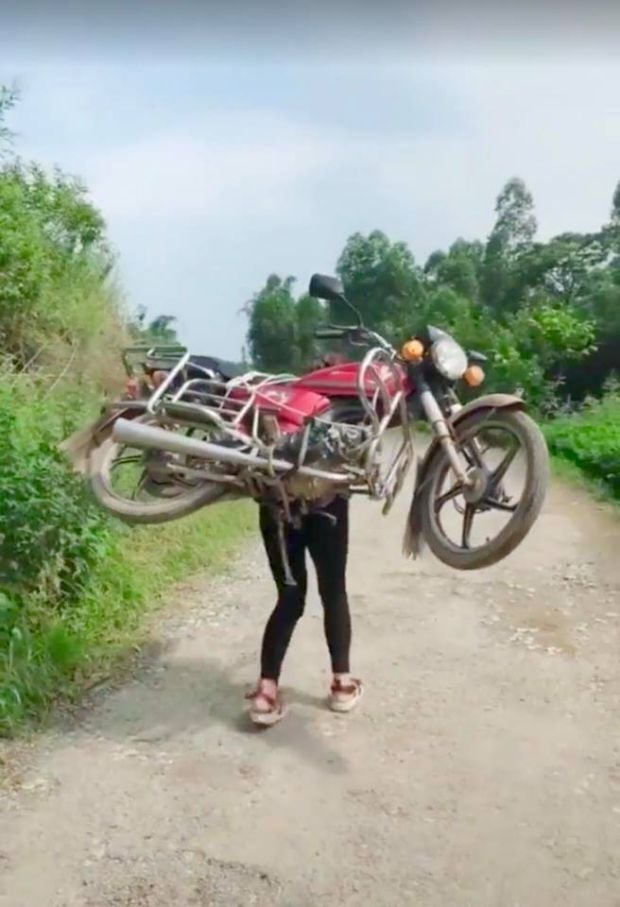 Ulah Wanita Cantik Gendong Motor Bikin Melongo Banyak Orang