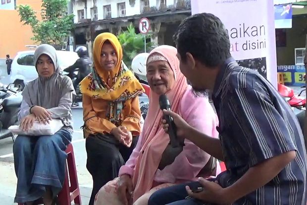 Salah satu peserta unjuk kebolehan menghafal Alquran demi mendapatkan sarung dan mukena gratis/Foto/MNC Media/Afnan Subagio