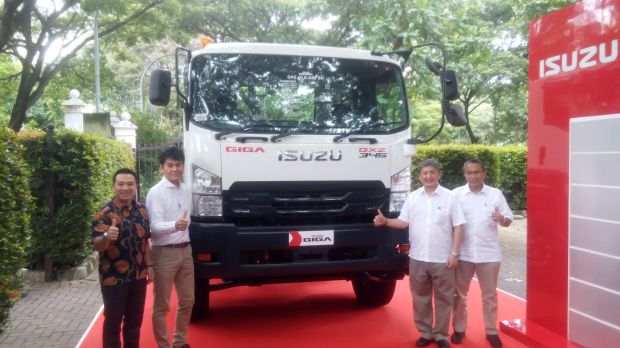 New Isuzu GIGA Tractor Head, Bisa Angkut Beban 46,1 Ton