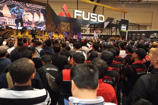 Iwan Fals Ingin Keliling Dunia dengan Truk Mitsubishi Fuso