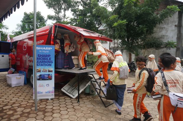 Edukasi Lingkungan, Sharp Indonesia Sambangi Siswa SDIT di Jember