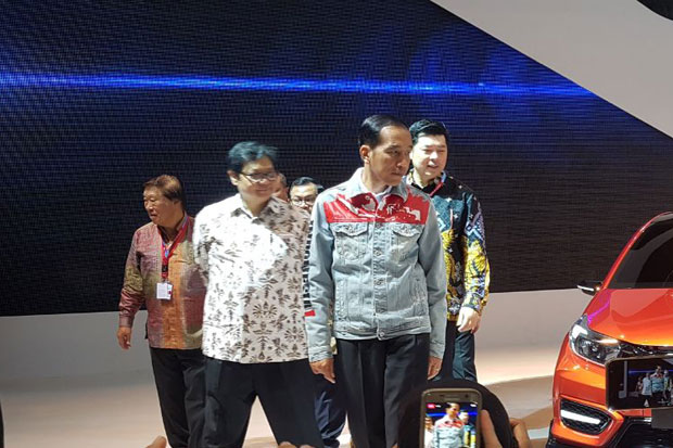 Pakai Jaket Jeans Belel, Jokowi Keliling Area IIMS 2018