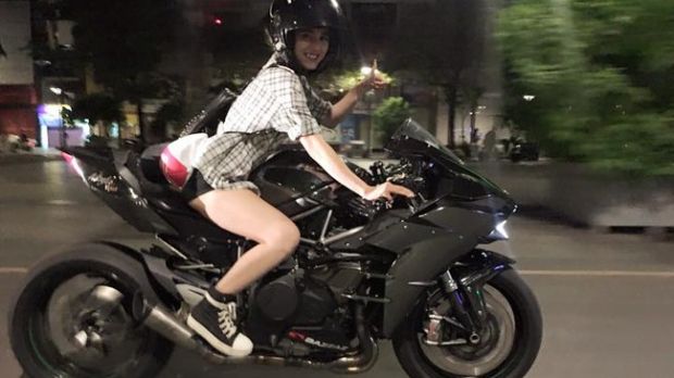 Pakai Celana Jeans Pendek Super Ketat, Wanita Ini Geber Ninja H2