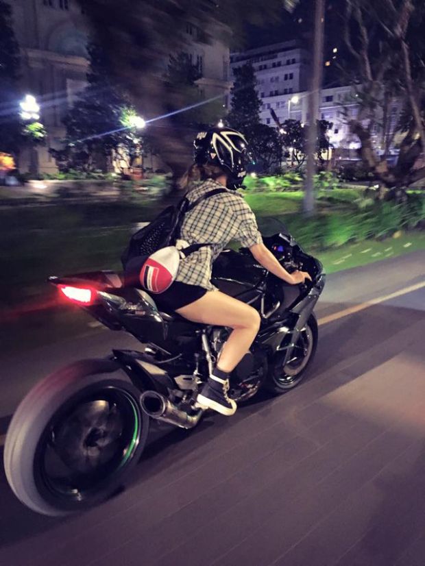 Pakai Celana Jeans Pendek Super Ketat, Wanita Ini Geber Ninja H2