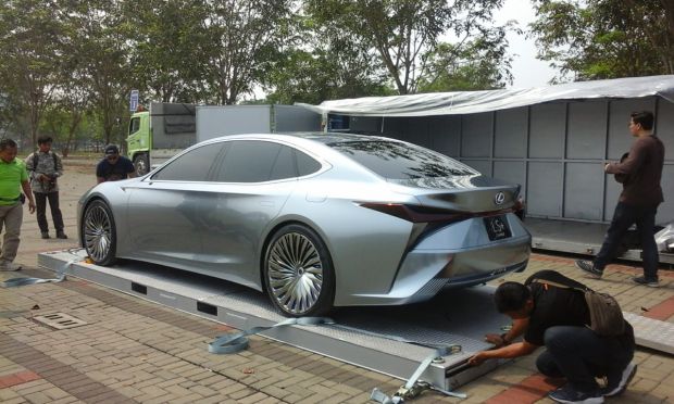 Barisan Mobil Mewah, Temani Sedan Otonom Lexus di GIIAS 2018