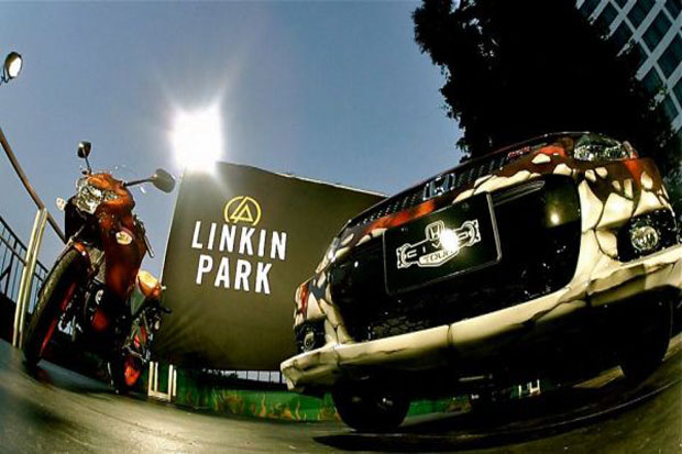 Tewas Bunuh Diri, Barisan Koleksi Mobil Chester Bennington Terparkir di Garasi