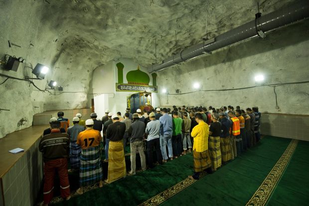 Salat Tarawih di Masjid Terdalam di Dunia