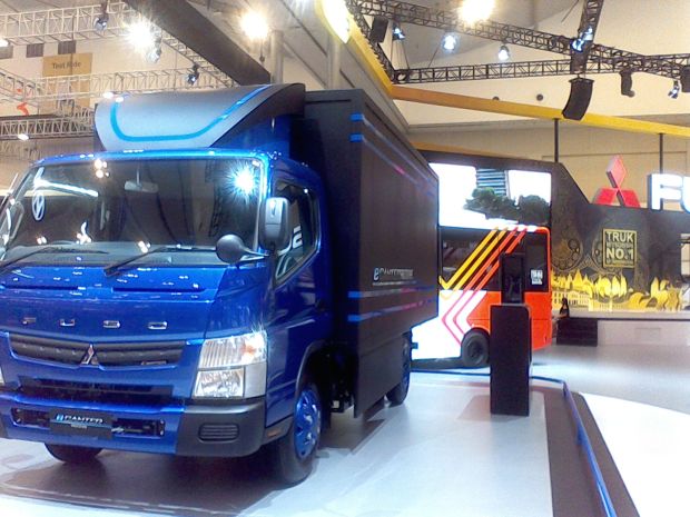 Truk Listrik Pertama di Dunia Nongkrong di Booth Mitsubishi FUSO