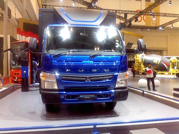 Truk Listrik Pertama di Dunia Nongkrong di Booth Mitsubishi FUSO