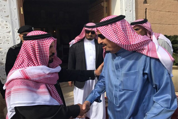 Selain Mobil Mewah, Raja Salman Hobi Elus-elus Dasman