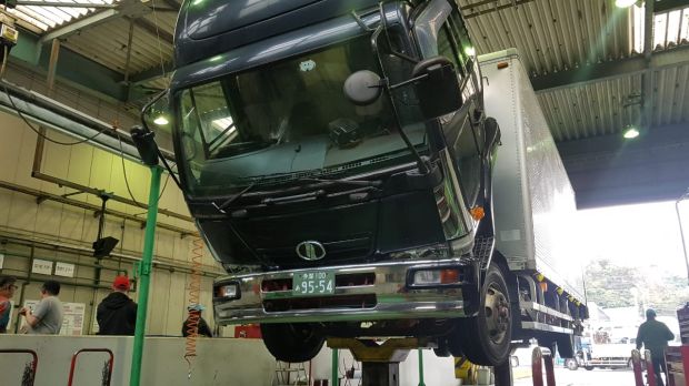 Melihat Cara Perbaikan Truk dan Bus di UD Trucks Yokohama CC