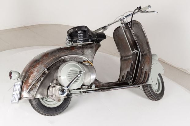 Vespa 98cc Tertua di Dunia Dilelang dengan Penuh Karat