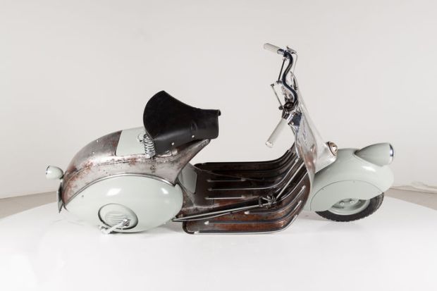 Vespa 98cc Tertua di Dunia Dilelang dengan Penuh Karat