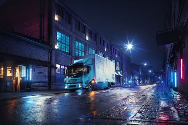 Bongkar Muat Cepat, Volvo Siap Bungkam Truk Canggih Tesla