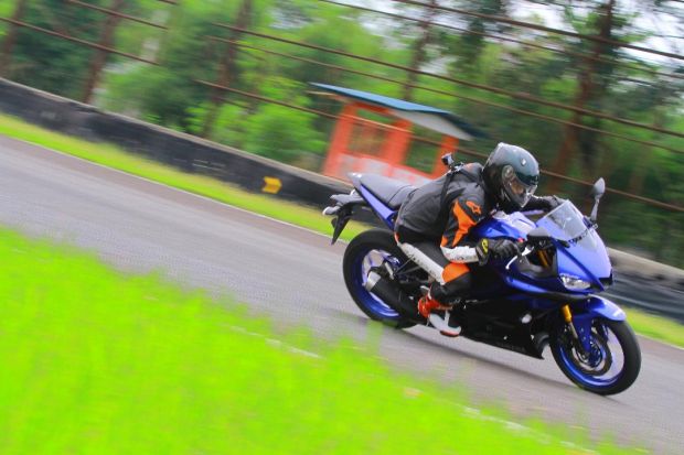 Yamaha R25 Terbaru Posisi Riding Anti Pegal dan Cape