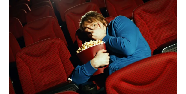 Menonton Film Horor...