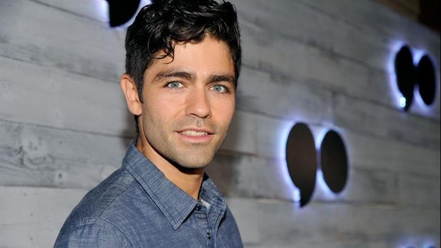 Adrian Grenier Bersihkan...