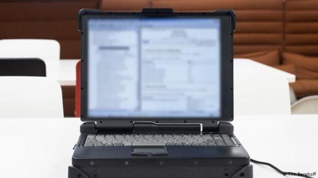 Laptop Berisi Informasi...