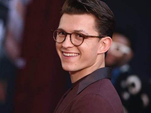 Tom Holland Tantang...