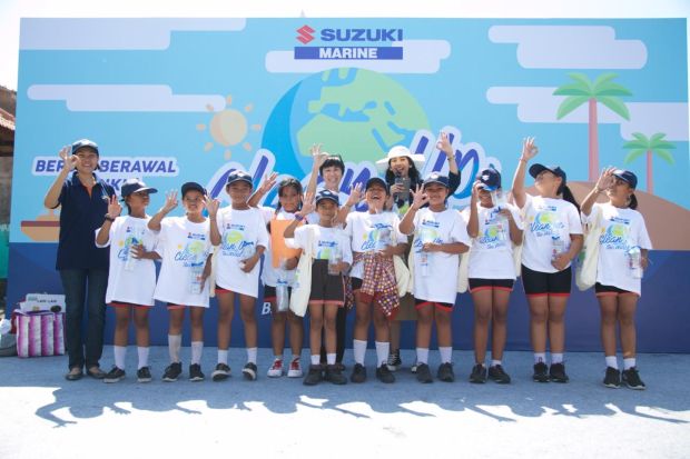 Suzuki Ajak Siswa SD Bersihkan Sampah Plastik di Pantai Kusamba