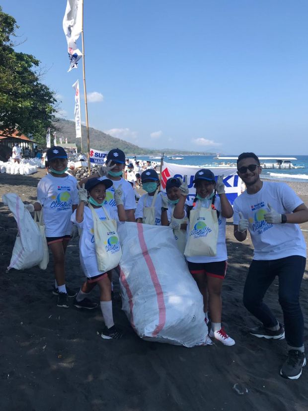 Suzuki Ajak Siswa SD Bersihkan Sampah Plastik di Pantai Kusamba