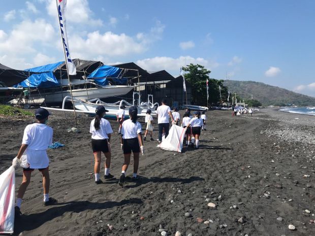 Suzuki Ajak Siswa SD Bersihkan Sampah Plastik di Pantai Kusamba