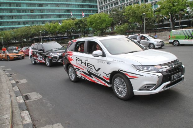 Outlander PHEV Pimpin Konvoi Kendaraan Listrik di Jakarta Langit Biru