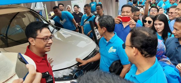 Outlander PHEV Pimpin Konvoi Kendaraan Listrik di Jakarta Langit Biru