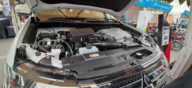Outlander PHEV Pimpin Konvoi Kendaraan Listrik di Jakarta Langit Biru