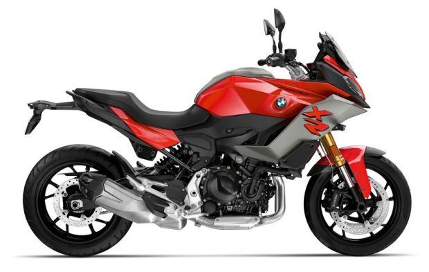 BMW F900XR dan F900 R Si Kembar yang Berbeda Karakter