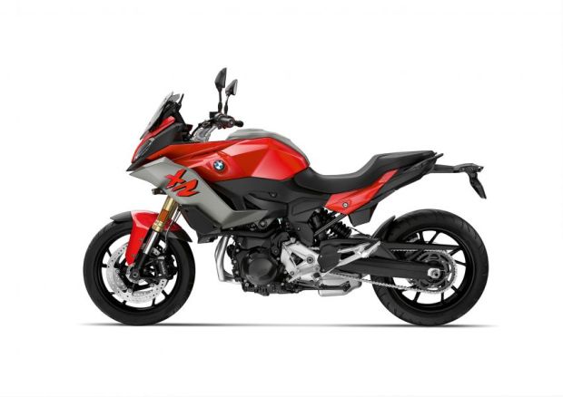 BMW F900XR dan F900 R Si Kembar yang Berbeda Karakter