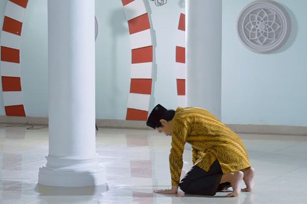Bangkit dari Sujud, Kedua Tangan Dikepal Atau Tidak?