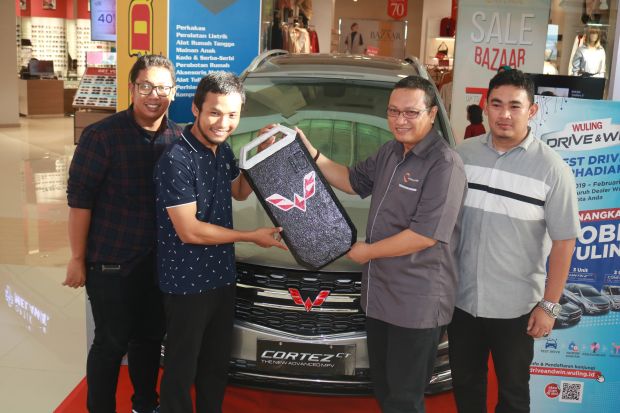 Wuling Serahkan Hadiah Program ‘Drive & Win’ Periode Kedua ke Pemenang