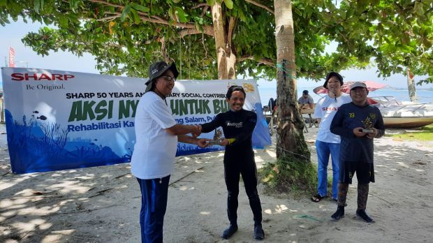 Sambut Usia Emas, Sharp Indonesia Rehabilitasi Terumbu Karang di Belitung