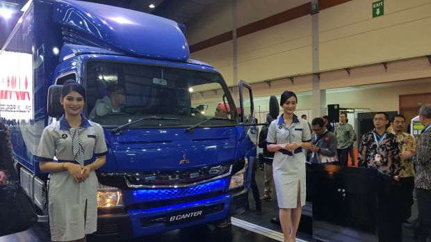 Fighter FN61FL (6x2) dan Truk Fuso Elektrik eCanter Tebar Pesona di JCC