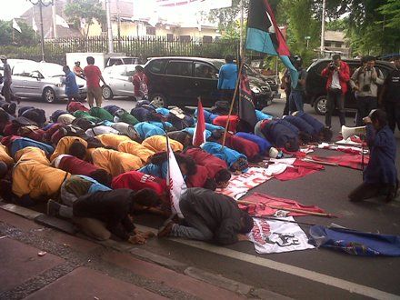 Buruh migran tuntut...