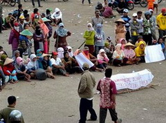 Rusuh Bima, 30 orang...