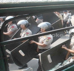 Robohkan pagar DPR,...