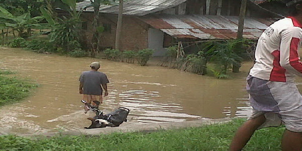 Banjir, jalan tol Jakarta-Merak...