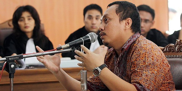 Sidang Gayus ditunda,...