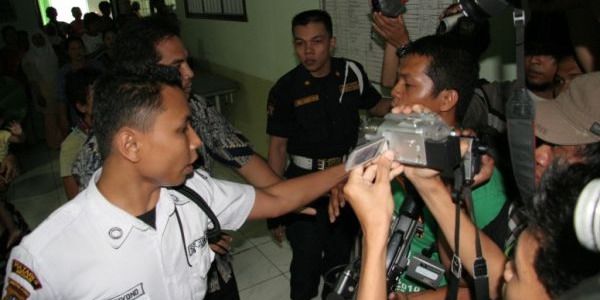 Liput rumah Afriani,...