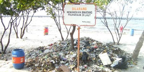 Buang lumpur di Ancol...