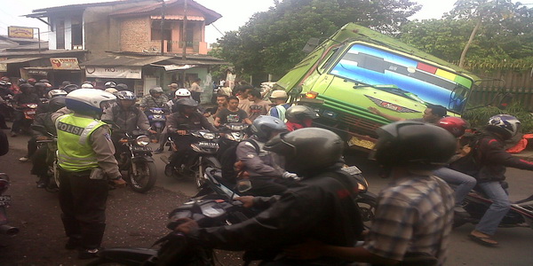 Truk terbalik, lalu...
