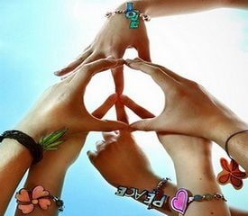 Memontum perdamaian...